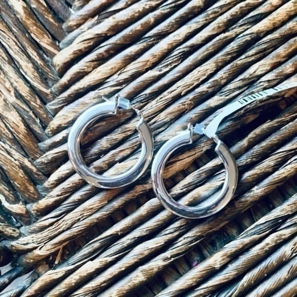 ✨💛 Silver Tone High Shine Hoops ✨✨ - Picture 2 of 5